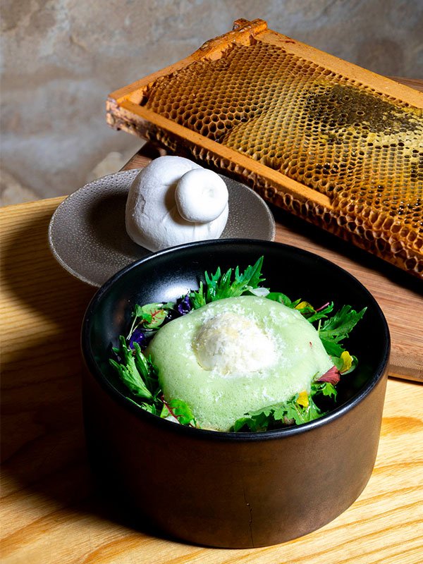 Décoration raffinée de la Table d'Hôtes du Quatrième Mur - Philippe Etchebest